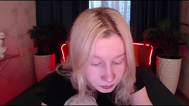 Snapshot of EnigmaSee chatting on October 28, 2025, 8:18 am EnigmaSee online show from October 28, 2025, 8:18 am