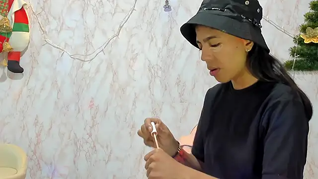 Snapshot of BarbieHotLaura chatting on December 26, 2024, 3:53 pm BarbieHotLaura online show from December 26, 2024, 3:53 pm