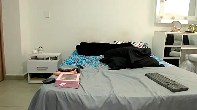 AnnieRoss69 online show from December 15, 2025, 4:33 pm