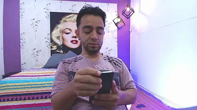 Snapshot of Little_Alann chatting on December 17, 2024, 5:36 pm Little Alann online show from December 17, 2024, 5:36 pm