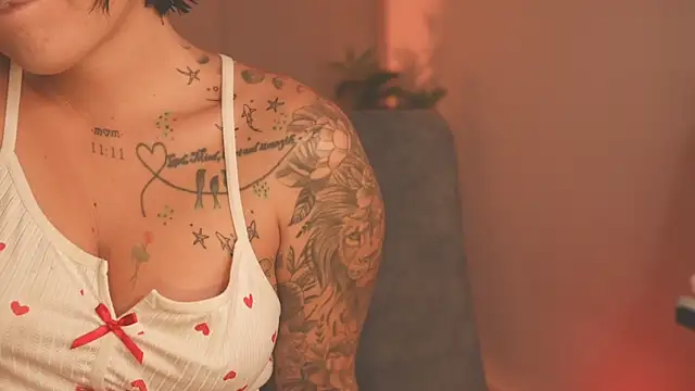 LorenRosse online show from November 23, 2025, 11:48 pm