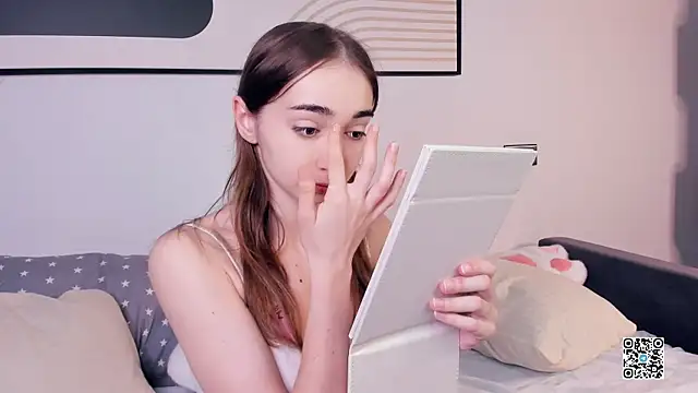 PollyBeev online show from September 19, 2025, 9:00 am