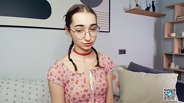 PollyBeev online show from October 7, 2025, 7:49 am