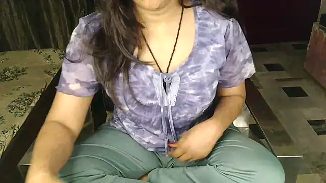 aarushi sharmaa online show from November 16, 2025, 2:55 pm