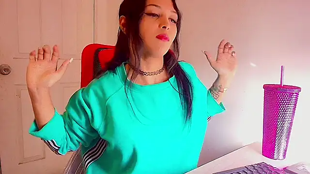 MOMMYJEVAA online show from May 13, 2026, 2:47 pm