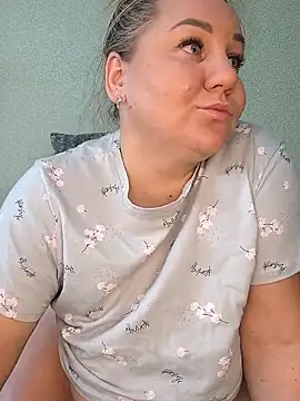 Snapshot of Anna_Curvy chatting on October 21, 2025, 8:15 am Anna Curvy online show from October 21, 2025, 8:15 am