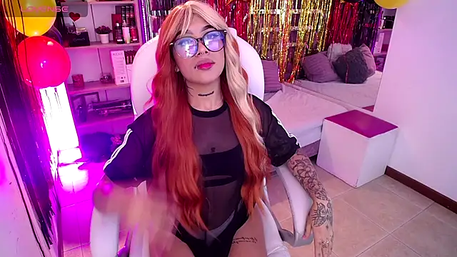 Snapshot of AliceWalker_11 chatting on September 17, 2025, 8:21 pm AliceWalker 11 online show from September 17, 2025, 8:21 pm