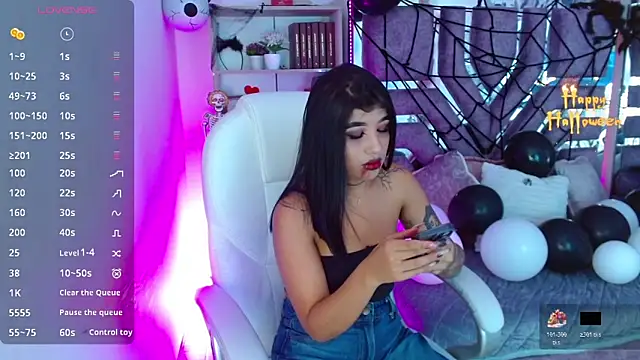 Snapshot of AliceWalker_11 chatting on October 19, 2025, 9:04 pm AliceWalker 11 online show from October 19, 2025, 9:04 pm