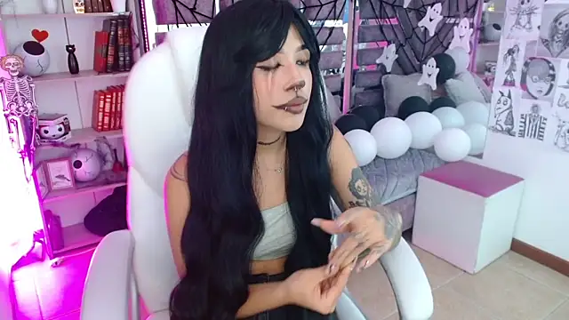 Snapshot of AliceWalker_11 chatting on October 28, 2025, 8:22 pm AliceWalker 11 online show from October 28, 2025, 8:22 pm