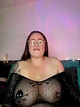 soofy   online show from November 3, 2025, 4:47 am