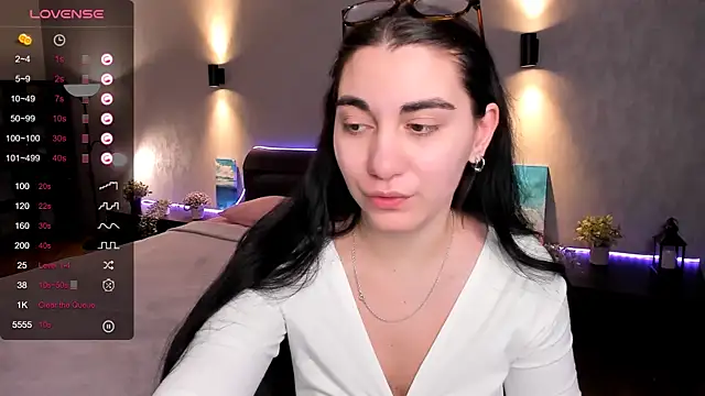 Snapshot of hannacheekss_ chatting on February 12, 2025, 4:54 am hannacheekss online show from February 12, 2025, 4:54 am