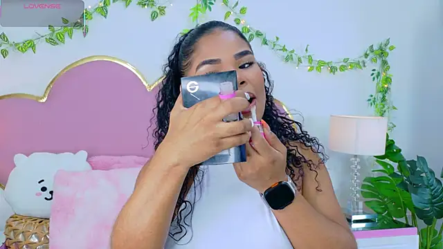 NahiaraReina online show from October 25, 2025, 1:18 pm