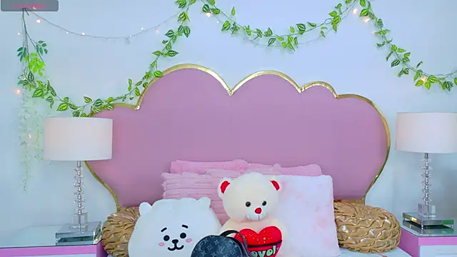 NahiaraReina online show from November 14, 2025, 1:43 pm