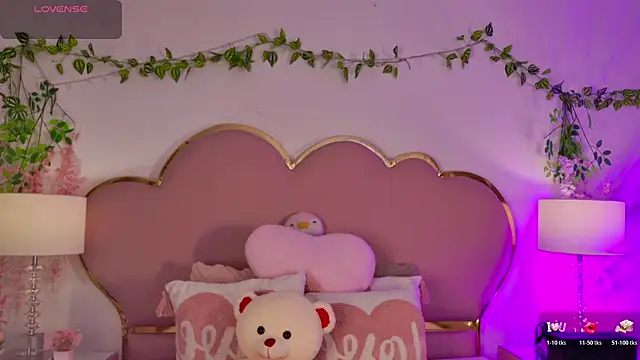 NahiaraReina online show from June 10, 2026, 1:32 pm