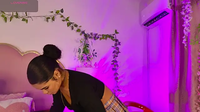 NahiaraReina online show from June 11, 2026, 1:31 pm