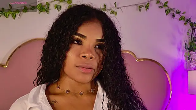 NahiaraReina online show from June 17, 2026, 1:34 pm