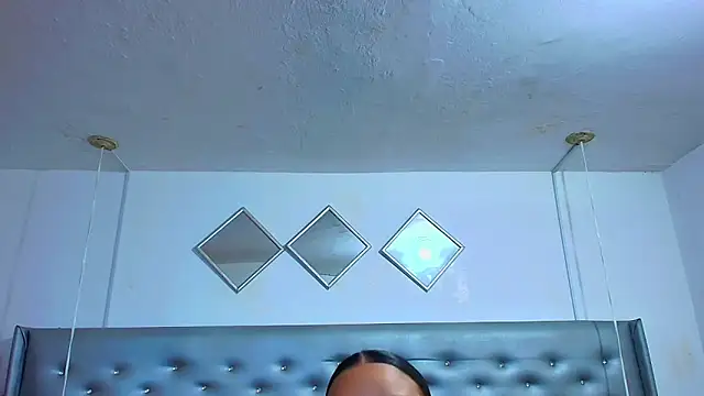 EileenBenzon online show from December 1, 2025, 4:34 pm