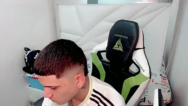 Brayan lopezz online show from January 16, 2026, 1:26 pm