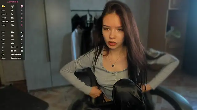 SweetyDeviliya online show from June 18, 2026, 4:02 am