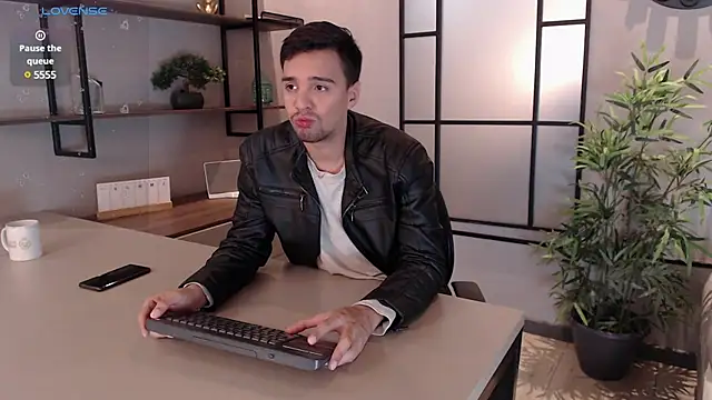 Snapshot of Edward_max chatting on January 12, 2025, 3:17 am Edward max online show from January 12, 2025, 3:17 am