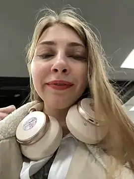 Snapshot of Sunny___Bunny chatting on January 22, 2025, 2:14 pm Sunny   Bunny online show from January 22, 2025, 2:14 pm