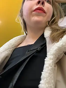 Snapshot of Sunny___Bunny chatting on February 6, 2025, 5:19 pm Sunny   Bunny online show from February 6, 2025, 5:19 pm