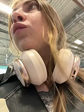 Snapshot of Sunny___Bunny chatting on March 9, 2025, 5:17 pm Sunny   Bunny online show from March 9, 2025, 5:17 pm