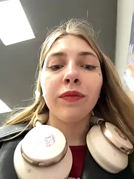 Snapshot of Sunny___Bunny chatting on March 20, 2025, 2:32 pm Sunny   Bunny online show from March 20, 2025, 2:32 pm