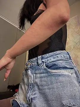 Hilary pinkk online show from November 20, 2025, 2:56 am