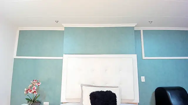 Khenta Michells online show from September 20, 2025, 10:49 am