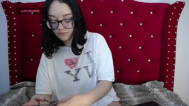 Snapshot of charlotte1-ls chatting on December 17, 2024, 1:07 am charlotte1-ls online show from December 17, 2024, 1:07 am