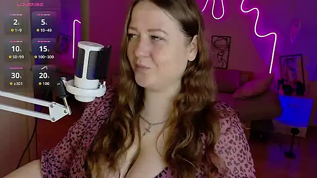 LizzyShine online show from October 28, 2025, 8:00 pm