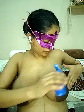 Snapshot of bigtitsqueen chatting on October 28, 2025, 5:00 am bigtitsqueen online show from October 28, 2025, 5:00 am