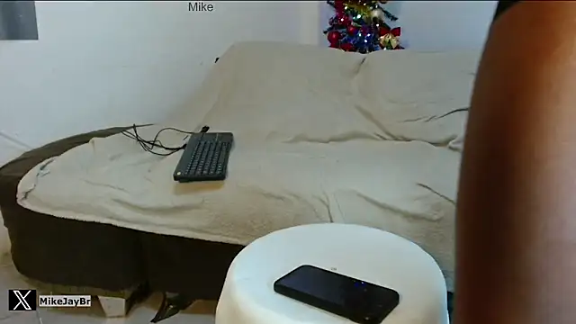 Snapshot of mikejaybra chatting on December 17, 2024, 6:35 am mikejaybra online show from December 17, 2024, 6:35 am