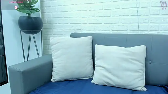 karina gomez 18 online show from January 14, 2025, 2:50 am