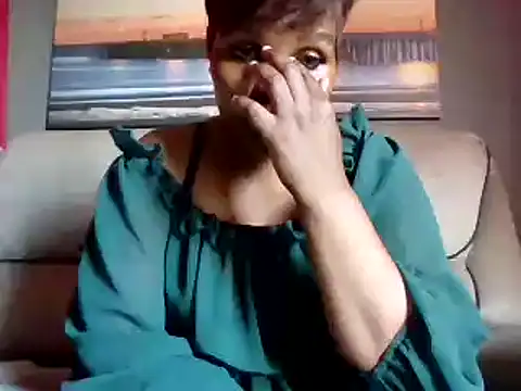 Snapshot of Honeybae82x chatting on December 15, 2024, 4:15 pm Honeybae82x online show from December 15, 2024, 4:15 pm