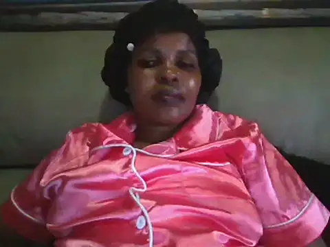 Snapshot of Honeybae82x chatting on December 21, 2024, 8:32 pm Honeybae82x online show from December 21, 2024, 8:32 pm