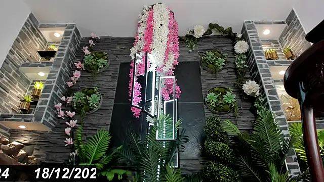 Eva Coluccy online show from December 18, 2024, 4:28 pm
