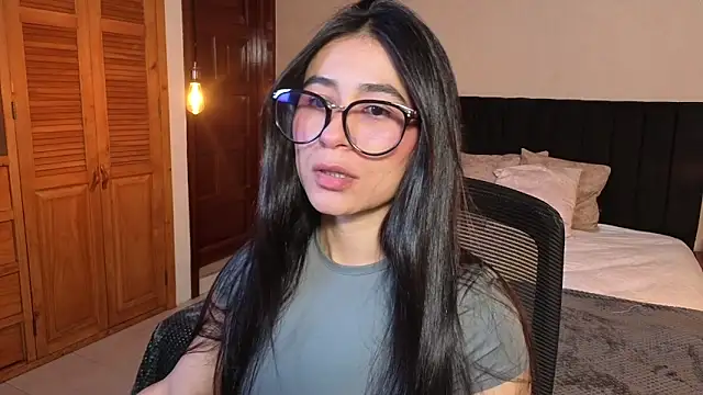 ChloeTurner  online show from April 27, 2026, 12:36 pm