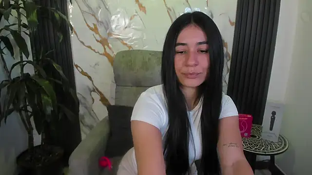 ChloeTurner  online show from May 5, 2026, 1:08 pm