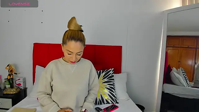 Snapshot of emagarcia chatting on November 17, 2025, 12:55 pm emagarcia online show from November 17, 2025, 12:55 pm