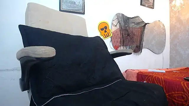 Snapshot of LAURA_SMIITH chatting on October 11, 2025, 6:06 pm LAURA SMIITH online show from October 11, 2025, 6:06 pm