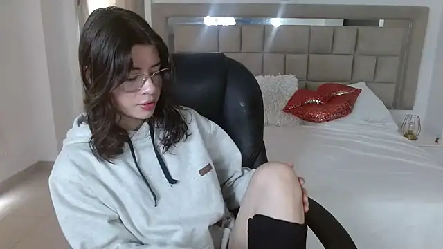 zoecruzz online show from November 17, 2025, 3:29 pm