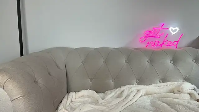 mollywilde online show from October 7, 2025, 10:56 am