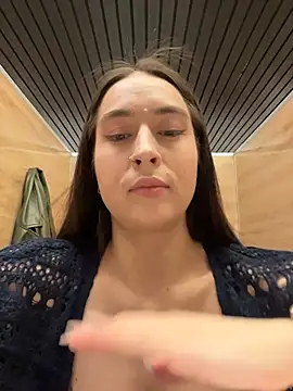 Snapshot of Holly_Play chatting on March 27, 2026, 12:05 pm Holly Play online show from March 27, 2026, 12:05 pm