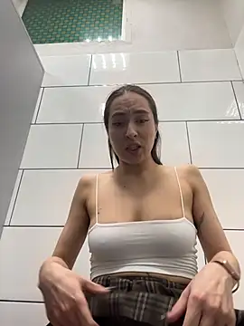 Holly Play online show from May 11, 2026, 2:45 pm