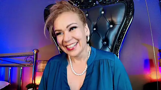 MelaniaKnauss online show from April 23, 2026, 8:33 pm