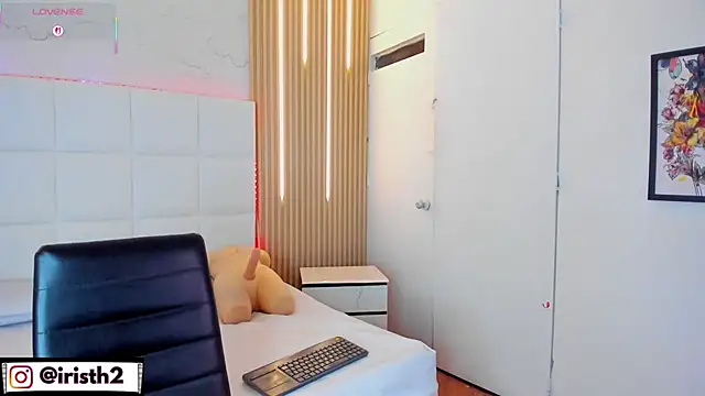 Iris Thompson  online show from November 11, 2025, 3:50 am