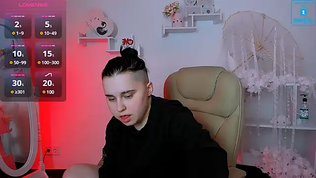 Dolly  Queen  online show from March 18, 2025, 6:15 pm