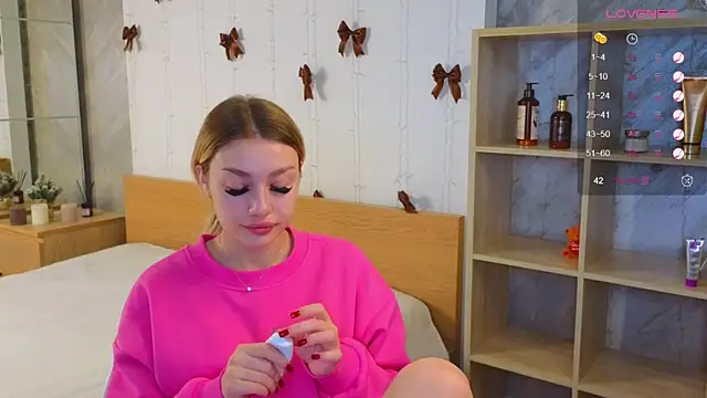 Snapshot of Ella_Milla chatting on December 30, 2024, 5:37 am Ella Milla online show from December 30, 2024, 5:37 am